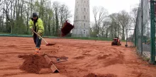 Nonet entretient les terrains de tennis de la citadelle de Namur