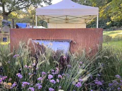 Signé Jean participe à la Fête des Plantes et du Jardin d'Aywiers