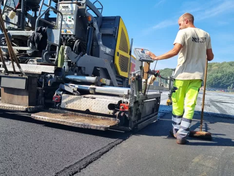 Asphaltage à la gare des bus TEC à Malonne