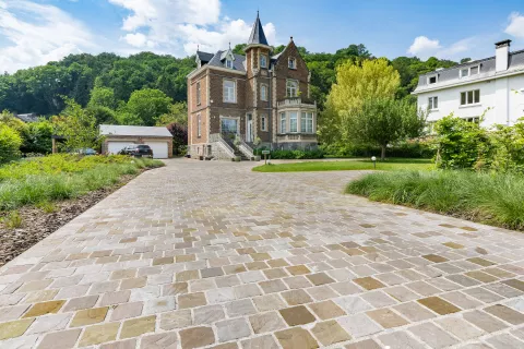 Entrée de maison, de garage et plantations