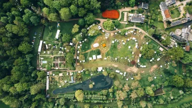 Vue aérienne de la Fête des Plantes et du Jardin à Aywiers